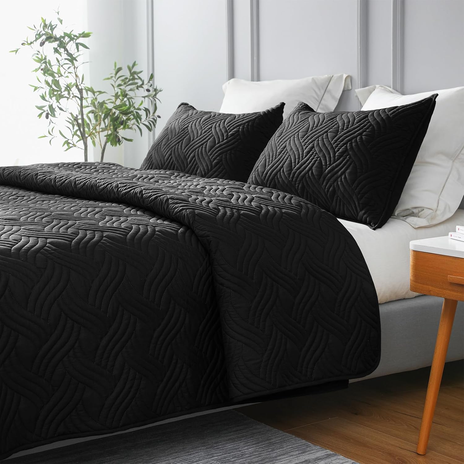 Whale Flotilla Twin XL Quilt Bedding Set Black with 1 Pillow Sham