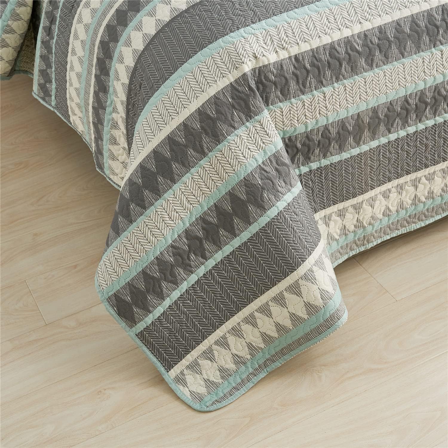 3 Piece Quilt Set King Size - Floral Geometric Pattern