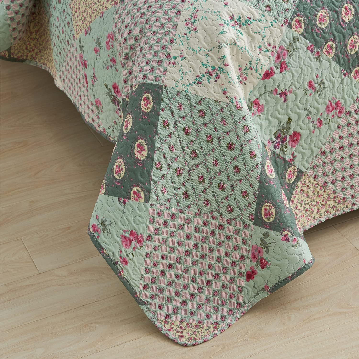 MERRY HOME Quilt Set with 2 Pillow Shams - Floral Plaid Queen Bedding