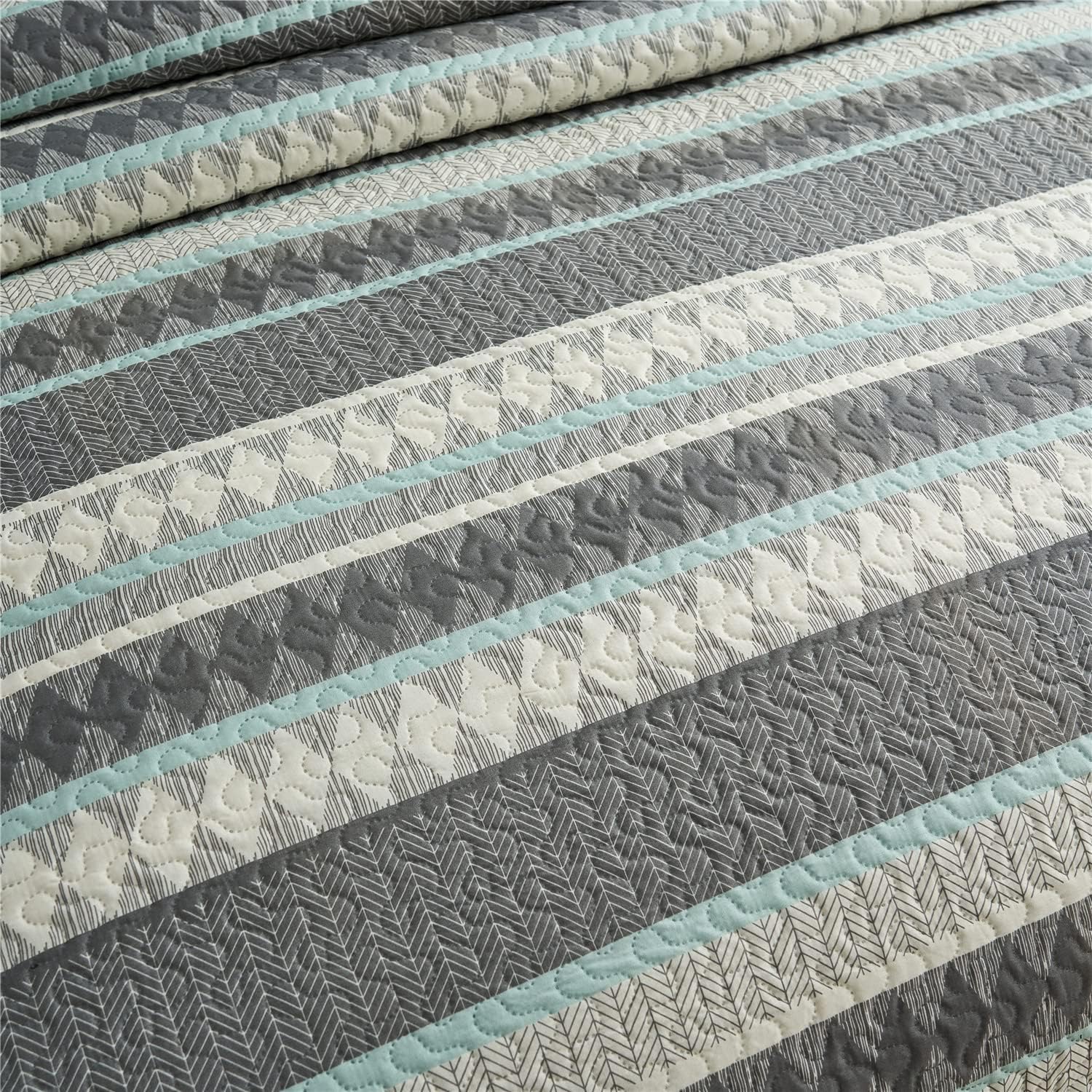 3 Piece Quilt Set King Size - Floral Geometric Pattern